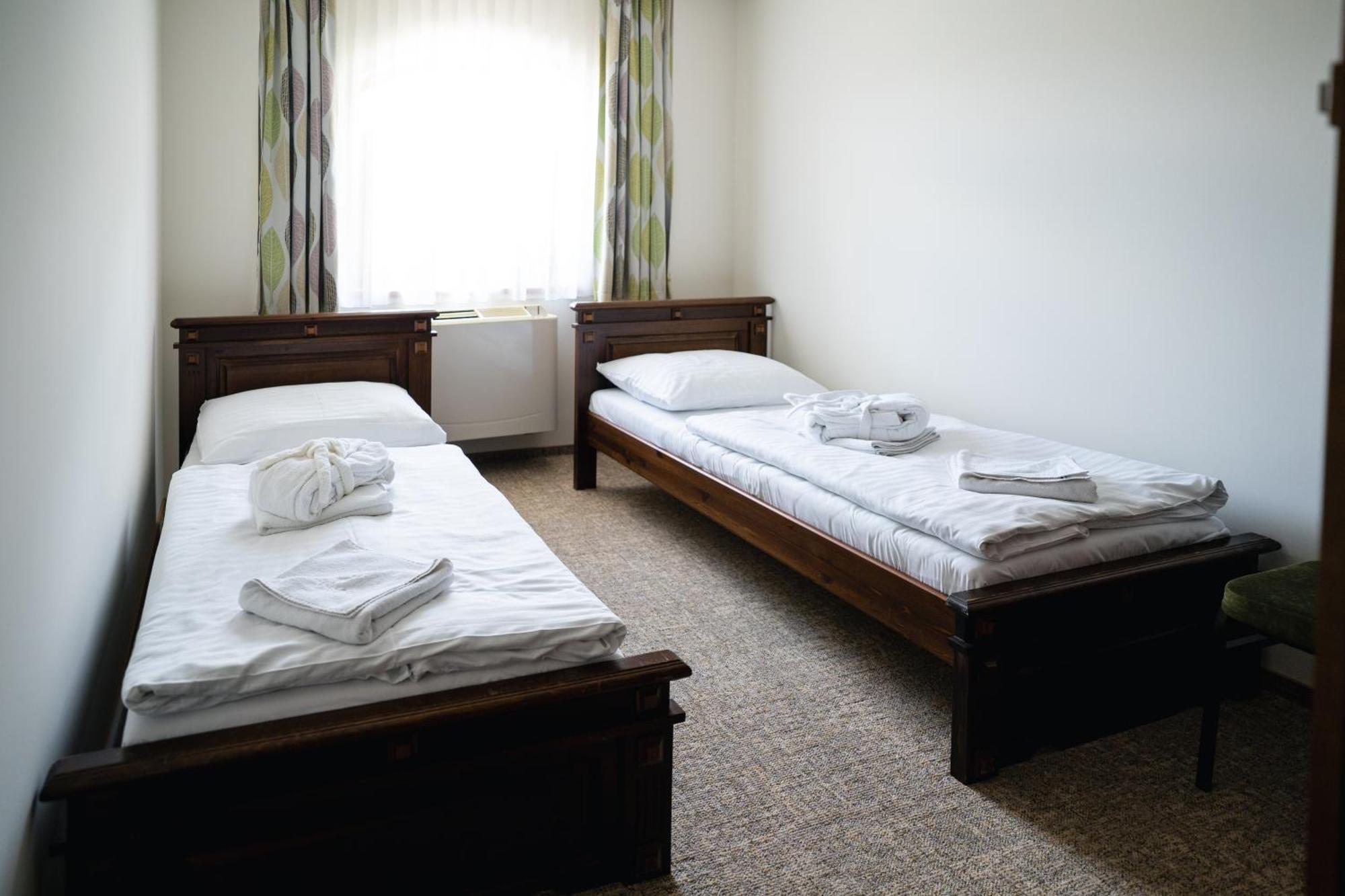 Hunor Hotel Es Etterem Vásárosnamény Zimmer foto